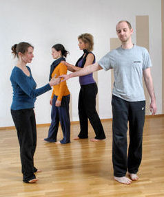 Übung zum Thema Vertrauen: sich führen lassen, sich anvertrauen